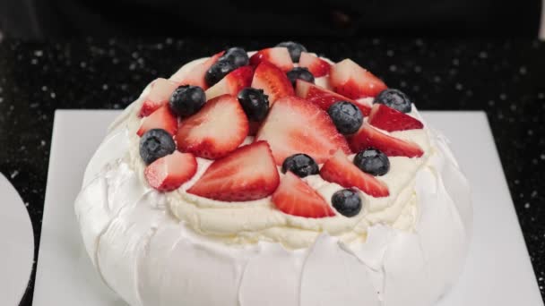 Пекар прикрашає торт Анни Павловас свіжими фруктами та листям м "яти.. - Кадри, відео