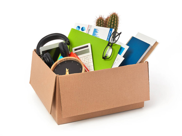Χάρτινο κουτί γεμάτο με είδη γραφείου - Φωτογραφία, εικόνα