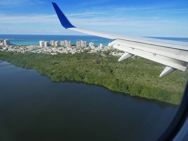 Bella vista aerea della punta del quartiere di San Juan, visto da un finestrino di un aereo. - Foto, immagini