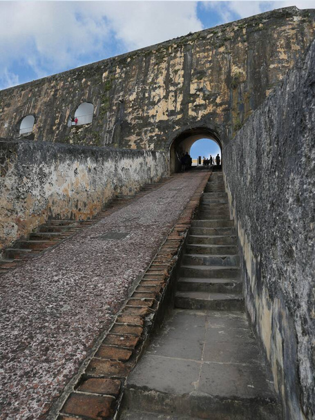 Enge, unebene Zementtreppen hinauf zur Plaza de Armas, dem Hauptplatz der Festung El Morro, Old San Juan, Puerto Rico - Foto, Bild