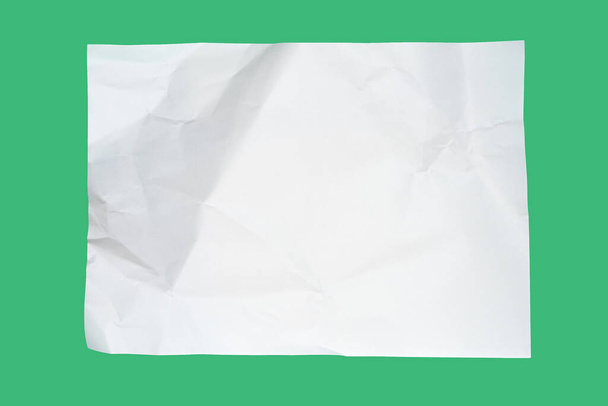 Zerknülltes Papier weißer Rahmen auf grünem Bildschirm Farbe und Kopierraum Hintergrund - Foto, Bild