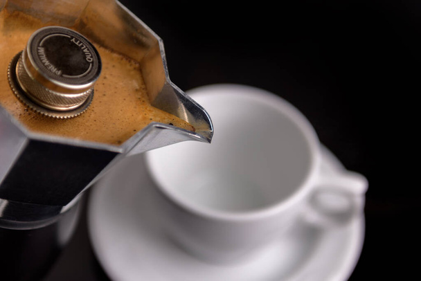 Kahve demliğinde taze demlenmiş kahve fincana dökülmeye hazır. - Fotoğraf, Görsel