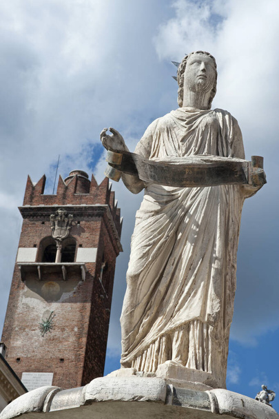 Άγαλμα της κρήνης Madonna στην Piazza delle Erbe στην παλιά πόλη της Βερόνας, Ιταλία - Φωτογραφία, εικόνα