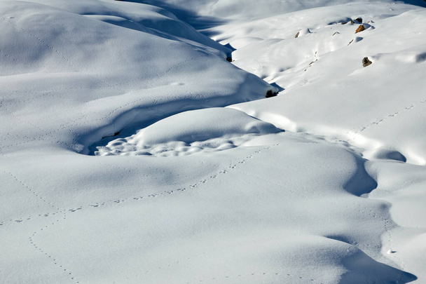 χειμερινό τοπίο με χιονισμένες όχθες, μια ηλιόλουστη μέρα μετά από χιονοθύελλα                                - Φωτογραφία, εικόνα