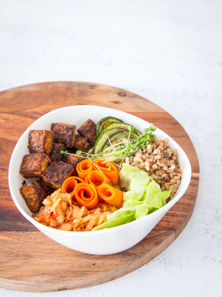 Здоровий овочевий обід у мисці Будди з рисом, грибами, шпинатом, тофу та зеленими бобами
. - Фото, зображення