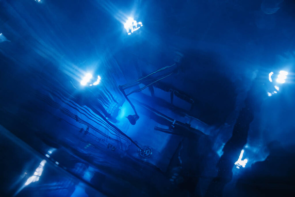 Niebieska świecąca woda z rdzenia reaktora jądrowego, spowodowana promieniowaniem Czerenkowa, płytami paliwowymi uranu przemysłowego. Niewyraźne tło, wybiórcze ukierunkowanie - Zdjęcie, obraz