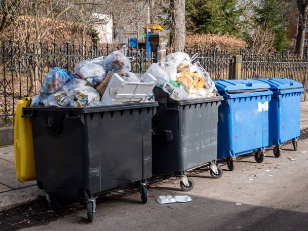 Volle Mülltonnen in der Stadt - Foto, Bild