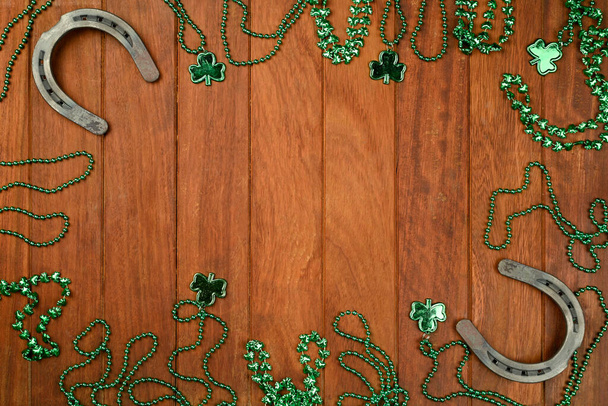 Concept de Saint Patrick. colliers trèfle vert et des fers à cheval chanceux sur fond en bois, vue du dessus pour le texte - Photo, image