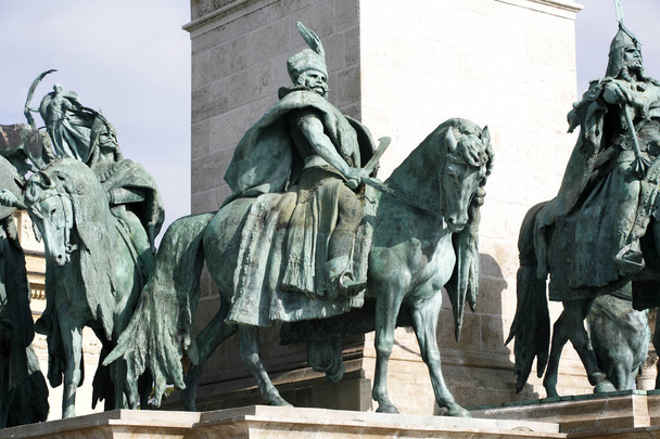 Budapeszt, Węgry 11.02.2021: Jeździeckie posągi siedmiu węgierskich wodzów na Placu Bohaterów Budapeszt Węgry  - Zdjęcie, obraz
