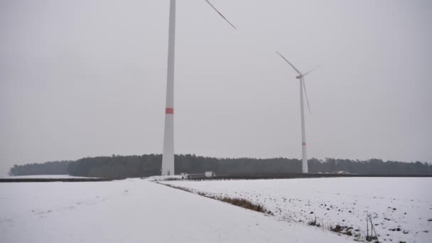 Turbinas eólicas en invierno con nieve, en el campo - Metraje, vídeo