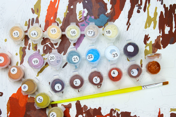 Ζωγραφική με αριθμούς με βούρτσες, ακρυλικά χρώματα σε καμβά - Φωτογραφία, εικόνα