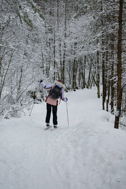 Mulher jovem Cross Country Esqui na Noruega - Foto, Imagem