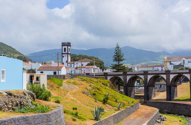 Vista da ponte e da torre da igreja na cidade de Ribeira Grande, ilha de São Miguel, Açores, Portugal. - Foto, Imagem