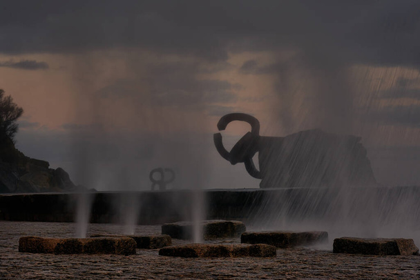Буря в гребені вітрів у Доностії Сан-Себастьяні на світанку. - Фото, зображення