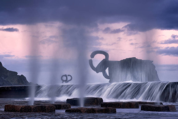 Myrsky tuulen kammalla Donostia San Sebastianissa auringonnousun aikaan - Valokuva, kuva