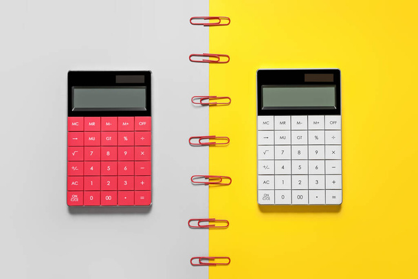 Calculadoras modernas sobre fondo de color - Foto, imagen