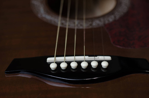 Onderdeel van het gitaardek close-up. Gitaarbrug - Foto, afbeelding