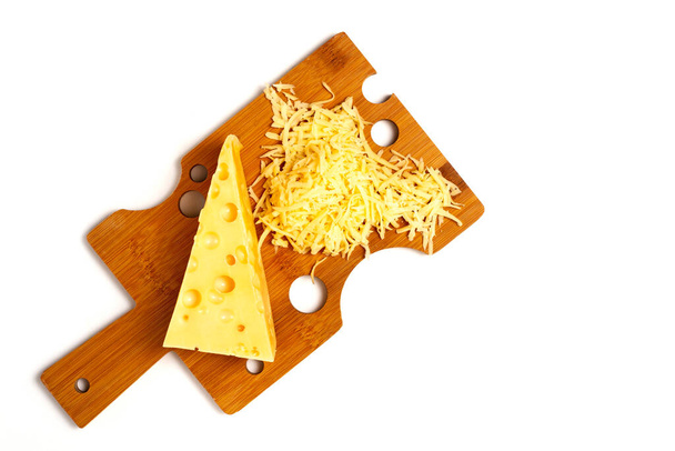 Triângulo de queijo ralado, placa de corte de queijo, no fundo branco, horizontal, sem pessoas, - Foto, Imagem