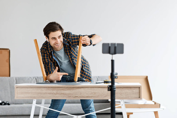 Instruções de gravação de vídeo para montar móveis em casa com as próprias mãos - Foto, Imagem