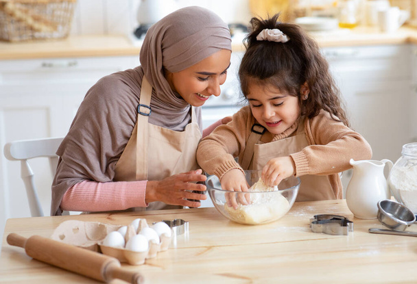 Törődő muszlim anya tanítás neki kis lánya Hogyan lehet a tészta - Fotó, kép