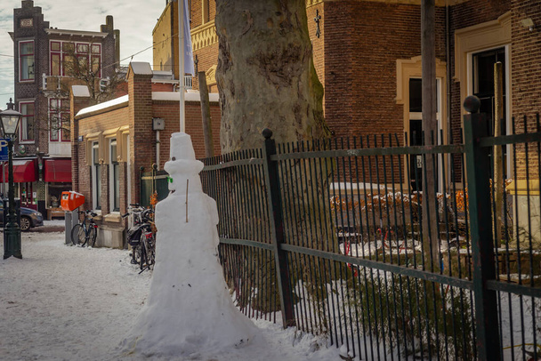 Lustiger Schneemann auf der Straße während des Wintersturms Darcy, Leiden, Niederlande - Foto, Bild