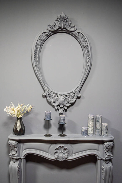 intérieur vintage avec miroir et vase - Photo, image