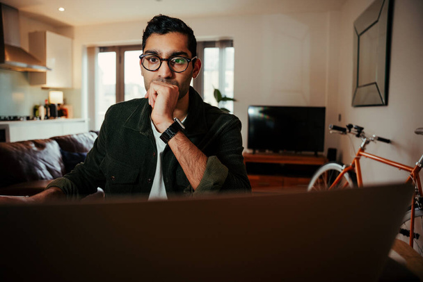 homem de negócios de raça mista trabalhando fora laptop sentado na mesa em casa confortável escritório durante a quarentena  - Foto, Imagem