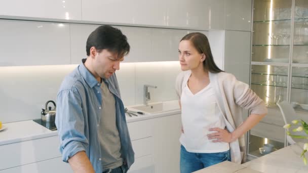 キッチンで喧嘩してるカップルが - 映像、動画
