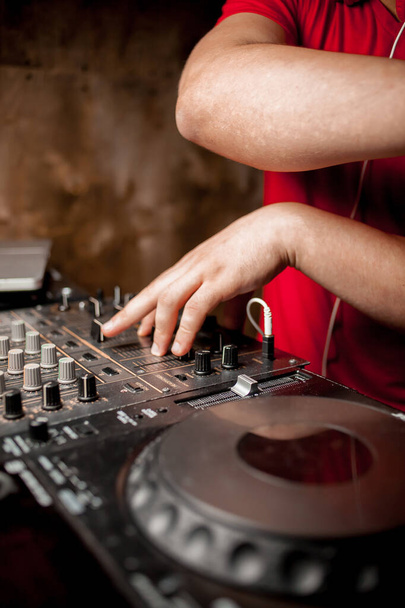 Το χέρι του DJ στο μίξερ DJ. DJ στα πικάπ. Το χέρι του DJ σε κοντινό μίξερ DJ. Κορίτσι, Man DJ στο μίξερ, τηλεχειριστήριο. - Φωτογραφία, εικόνα