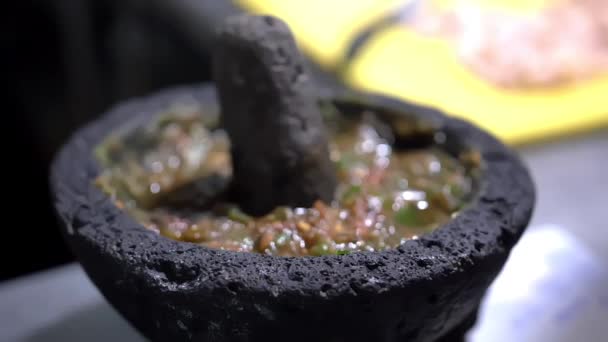 Zbliżenie tradycyjnych meksykańskich molcajete pełne sosu - Materiał filmowy, wideo