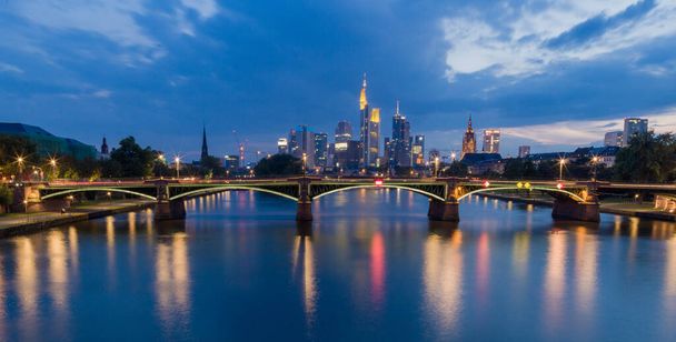 Reiseziel Frankfurt am Main ist das Zentrum des europäischen Finanzdistrikts. Stadtbild in der Nacht eines modernen Wirtschaftsdeutschen, Hessen, Stadt mit Wolkenkratzern  - Foto, Bild