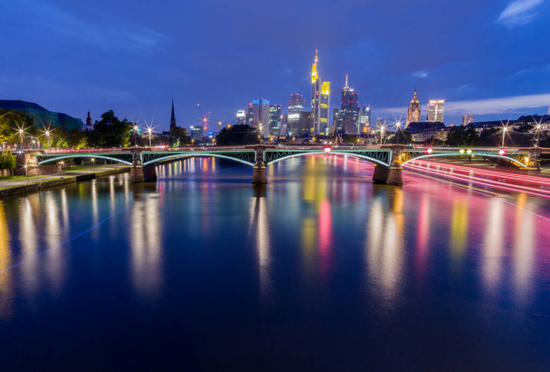 Frankfurt nad Menem jest europejskim centrum dzielnicy finansowej. Cityscape w nocy nowoczesny biznes niemiecki, Hesja, miasto z drapaczami chmur  - Zdjęcie, obraz