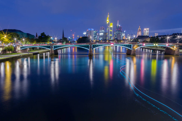 Frankfurt am Main destino de viaje es el centro del distrito financiero europeo. Paisaje urbano por la noche de un moderno negocio alemán, Hesse, ciudad con rascacielos  - Foto, Imagen