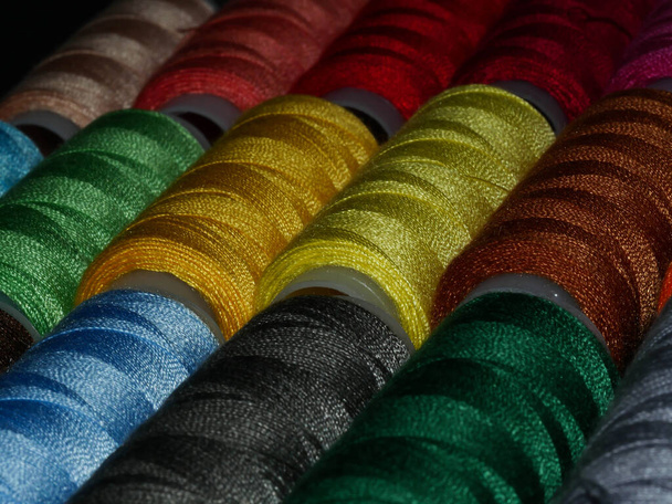 linhas de costura fundo multicolorido closeup - Foto, Imagem