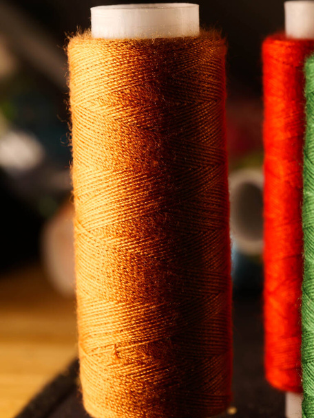 швейні нитки різнокольоровий фон крупним планом
 - Фото, зображення