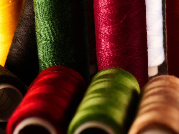 швейні нитки різнокольоровий фон крупним планом
 - Фото, зображення