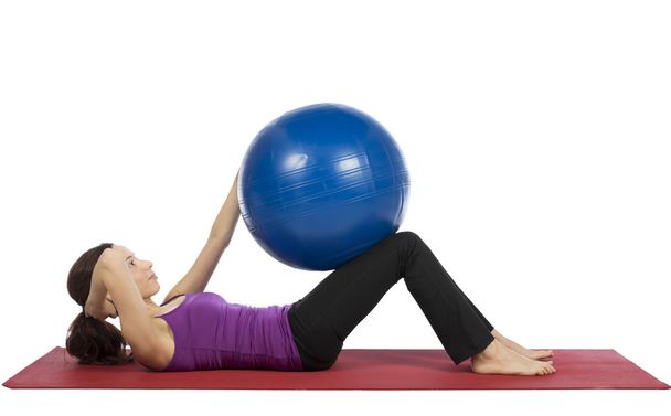 Frau beim Crunch mit Pilates-Ball - Foto, Bild