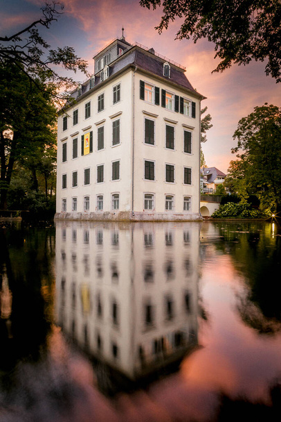 Holzhausen Palace es un palacio acuático de Baroc en Fráncfort del Meno, un destino turístico en Alemania Hesse - Foto, imagen