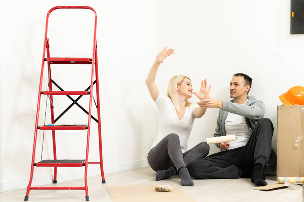 Pareja redecorando su casa, pareja hace reparaciones en el apartamento - Foto, Imagen