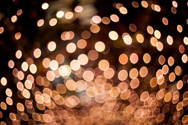 Fundo de Natal. Fundo de celebração. Antecedentes. Fundo abstrato festivo com bokeh desfocado luzes e estrelas, amarelo, ouro, laranja, roxo, verde, cores azuis - Foto, Imagem