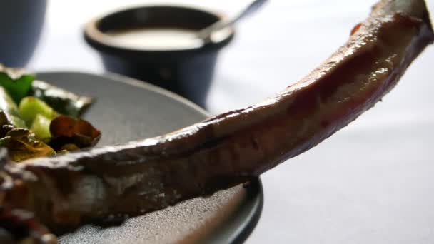 М'ясо на грилі, салат та смажена цибуля та перець чилі на тарілці
 - Кадри, відео