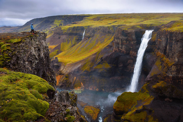 Turista stojící na okraji Haifosského vodopádu na Islandu - Fotografie, Obrázek