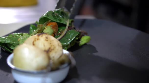Τραγούδια προσθέτοντας ψητή ντομάτα και nopal φέτες σε ένα μαύρο πιάτο - Πλάνα, βίντεο