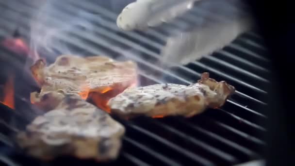 Bistecche saporite sul fuoco di una griglia - Filmati, video