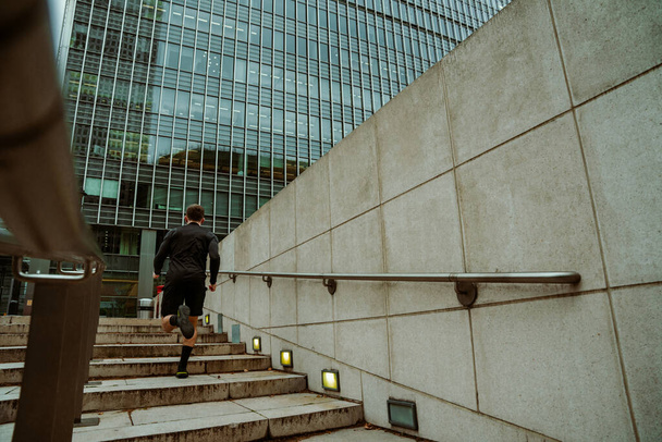 Homem atleta branco correndo na cidade correndo escadas acima testando cardio - Foto, Imagem