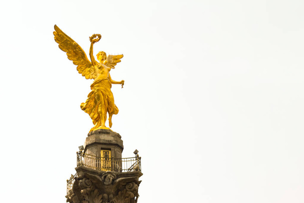 Mexico Cityben, Mexikóban. 2021. február 24. A függetlenség angyala spanyolul: El angel de la Independencia. A győzelmi rovat egy körforgalomban a fő főúton Mexico City belvárosában.. - Fotó, kép