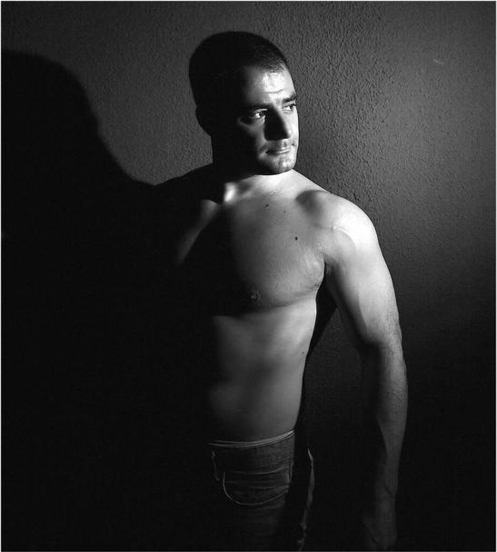um homem musculoso com sombras - Foto, Imagem