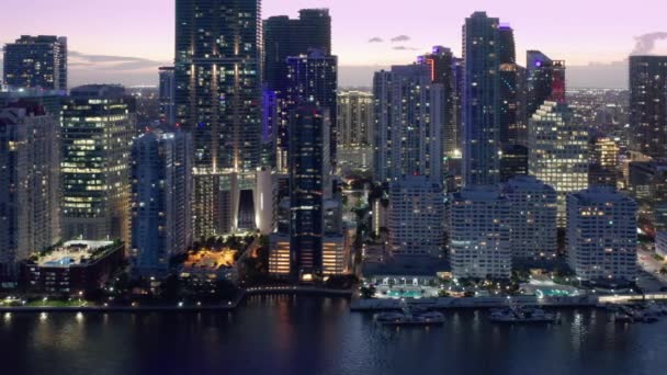 Nocna scena w Miami. Miami ulice miasta światło w nocy z różowym zachodem słońca - Materiał filmowy, wideo