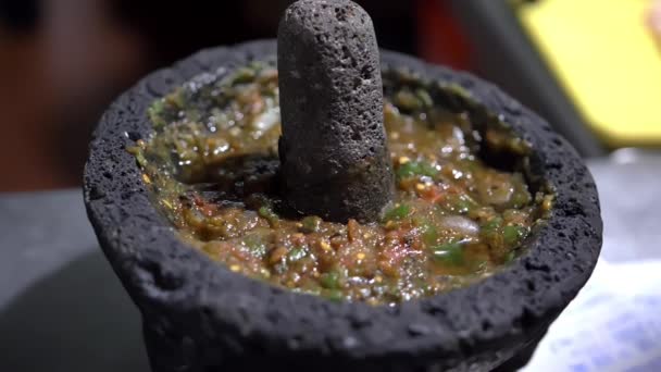 Detailní záběr na tradiční mexické molcajete plné omáčky - Záběry, video