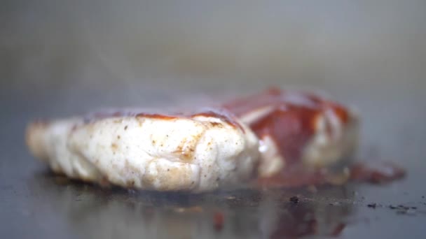 Kaatamalla punaista kastiketta mehukkaan näköisen pihvin päälle grillin päällä - Materiaali, video